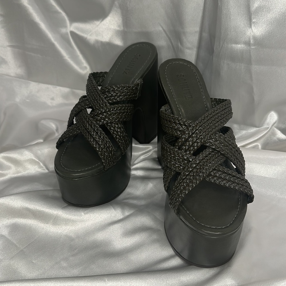 NWOB SCHUTZ Aneka Sandal - Platform Sandal in Green